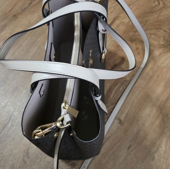 Michael Kors Medium Tote - Picture 2 of 16